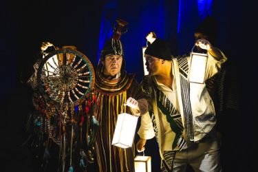 2025 11 28 liska s duhovymi ocami