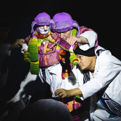 2025 11 28 liska s duhovymi ocami