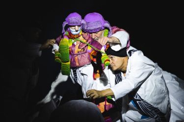 2025 11 28 liska s duhovymi ocami