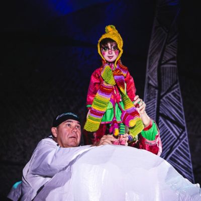 2025 11 28 liska s duhovymi ocami