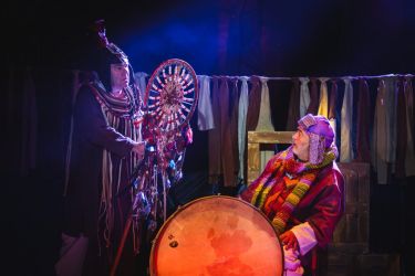 2025 11 28 liska s duhovymi ocami