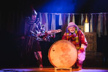 2025 11 28 liska s duhovymi ocami