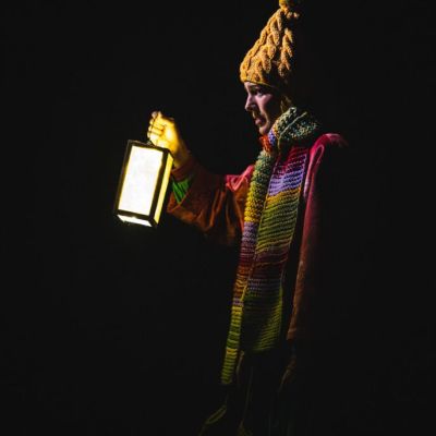 2025 11 28 liska s duhovymi ocami