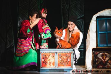 2025 11 28 liska s duhovymi ocami