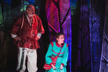 2025 11 28 liska s duhovymi ocami