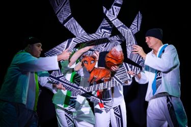 2025 11 28 liska s duhovymi ocami